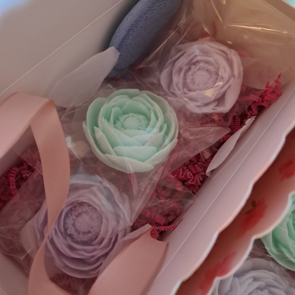Hand crafted Strawberry(3) Goats Milk Flowers NWT - Picture 2 of 6